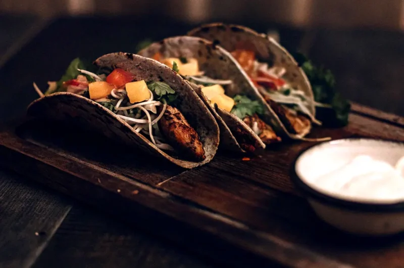 استمتع بنكهة المكسيك الأصلية مع تاكو الدجاج المشوي!